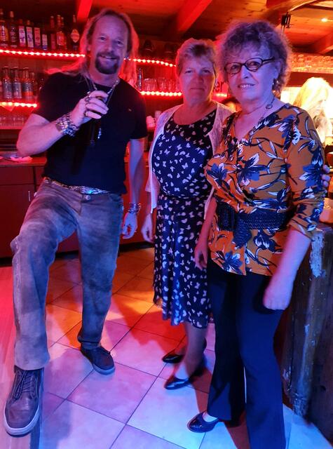 Günni DJ Snake mit Hermine Wutzl und Christa Haag | Foto: Erika Kollmann-Till 
