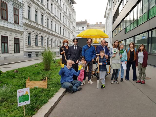 Freude bei den Anrainerinnen und Anrainern nach der Pflanzaktion.  | Foto: BV 2
