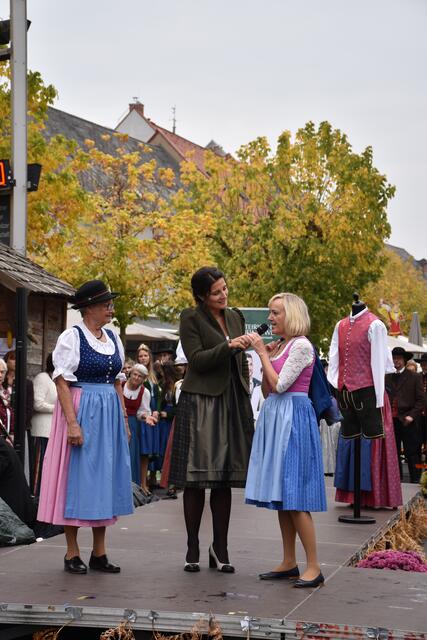 Vizebürgermeisterin Helga Sams (r.) zeichnete für die Hauptorganisation des ersten Genussfestes verantwortlich. | Foto: Waltraud Fischer