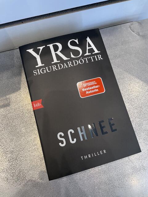 Das Buch "Schnee" von Yrsa Sigurdardottir empfiehlt die Buchhandlung Motzko. Ein Buch, in dem vieles nicht so ist, wie es scheint, als vier Freunde im isländischen Hochland verschwinden. "Die Atmosphäre ist sehr fesselnd und es ist sehr viel Psychologie mit dabei", so die Motzko-Mitarbeiterin.  | Foto: Lisa Gold
