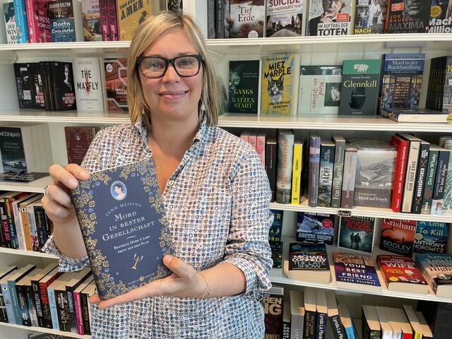 Claudia Held von der Buchhandlung "Krimi-Helden" empfiehlt einen Krimi aus England.  | Foto: Lisa Gold