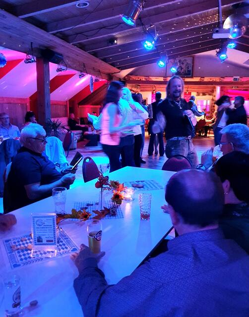 Der DJ macht Stimmung. | Foto: Erika Kollmann-Till 