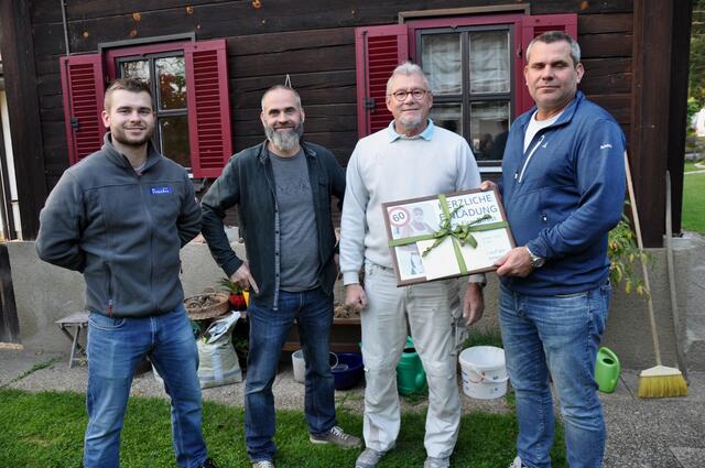 v.l. Paul, Ing. Marcel Powoden Franz Peitler und Ing. Joachim Powoden gratulierten ihren Mitarbeiter Franz Peitler im Rahmen des Firmenherbstfestes zum Runden!  | Foto: Josef Strohmeier