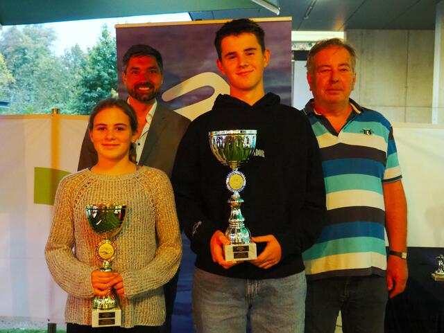 Marktmeister Lenzing 2022
v. l. n. r.:
Marktmeisterin Isabella Uhlir,
Peter Schobesberger (Bürgermeister Stadt Vöcklabruck),
Marktmeister Tobias Haberl,
Josef Zauner (Vizebürgermeister Lenzing)