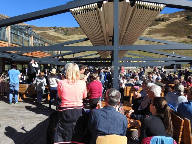 Beste Stimmung auf der Terrasse des Bergrestaurants