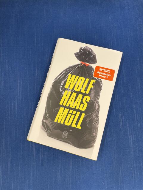 Aus der Rupertus-Buchhandlung kommt die Empfehlung "Müll" von Autor Wolf Haas. Ein neuer Fall wartet auf Simon Brenner. "Da passiert auf der sprachlichen Ebene schon sehr viel. Das Buch hat eine Rasanz bis zum Showdown in der Nähe des Chiemsees", so Klaus Seufer-Wasserthal von der Rupertus-Buchhandlung. | Foto: Lisa Gold