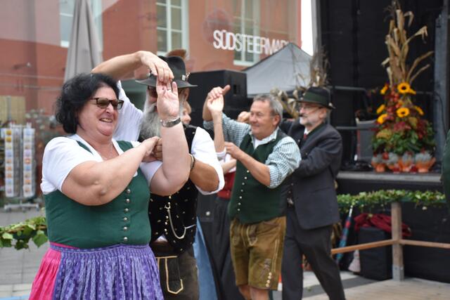 Die Volkstänzerinnen und Volkstänzer begeisterten mit ihren Darbietungen. | Foto: Waltraud Fischer