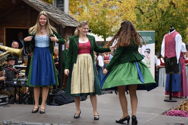 Die steirischen Weinhoheiten eröffneten die Modenschau schwungvoll mit ihren echten Trachten (v.l.): Katrin, Spohie I und Marlene | Foto: Waltraud Fischer