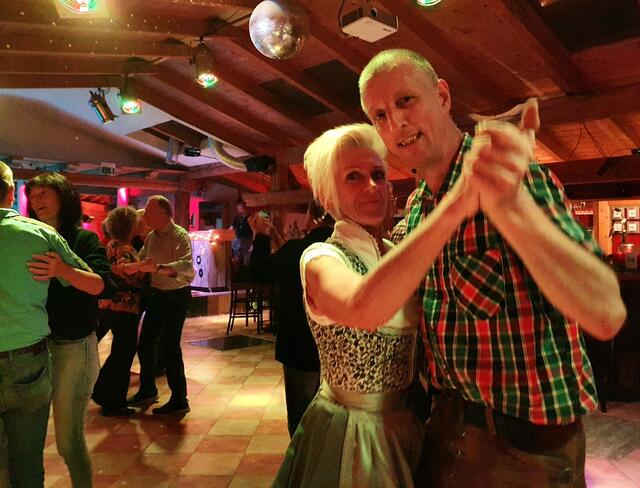 Tanzen bei bester Stimmung. | Foto: Erika Kollmann-Till 