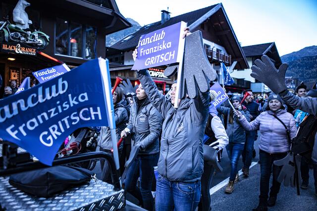 Sportspektakel trifft auf Begeisterung: Die große Fan-Parade ist ein absoluter Fixpunkt beim alljährlichen Weltcup-Auftakt in Sölden. | Foto: Ernst Lorenzi