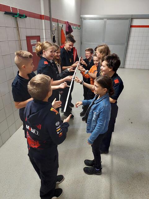 Hier war Teamwork gefragt. Das haben die Kids toll gemeistert. | Foto: (5) FF Waidhofen