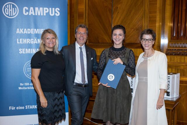 21 neue Absolventinnen und Absolventen der Unternehmerakademie erhielten ihr Diplom in Wien überreicht. Darunter ist mit Isabella Bergmüller auch eine Absolventin aus Wagrain. | Foto: Florian Lechner photography