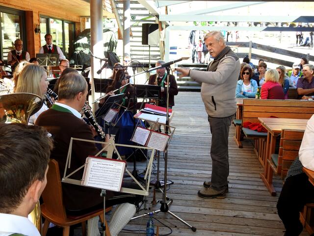 Altkapellmeister Erich Reinstadler durfte beim Bozner Bergsteigermarsch den Taktstock schwingen