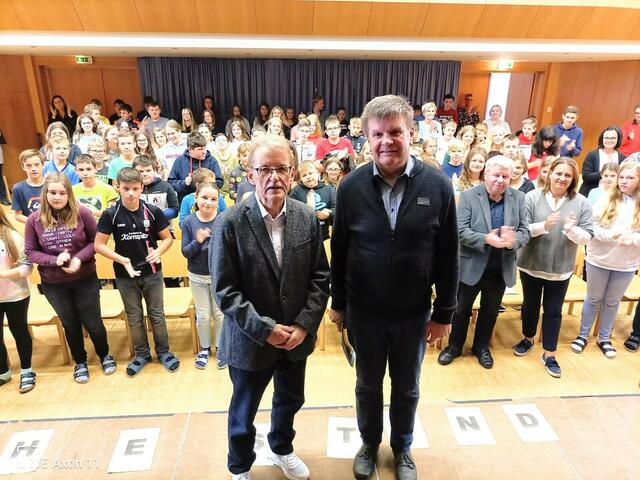 Verabschiedung von Karl Hahn (links), mit Direktor Erwin Bindreiter | Foto: MS St. Georgen/Walde