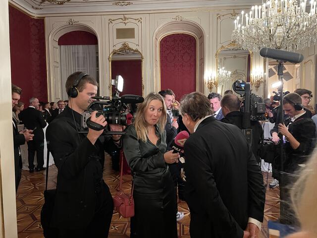 Richard Lugner stand den zahlreichen Journalisten Rede und Antwort. | Foto: Kautzky