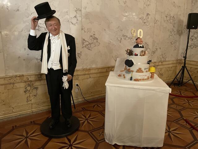 Das ist nicht der echte Richard Lugner (sondern eine Wachsfigur samt Wachstorte). | Foto: Kautzky
