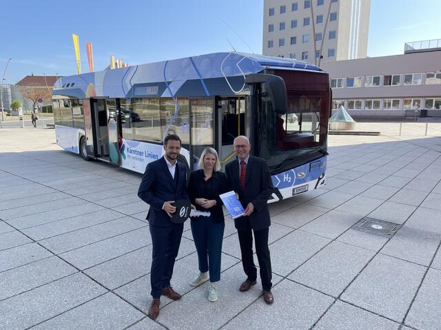 Landesrat Sebastian Schuschnig, Silvia Kaupa-Götzl (Vorständin von Postbus) und Horst Steinmüller (WIVA P&amp;G) sind stolz auf Kärntens ersten Wasserstoffbus. | Foto: MeinBezirk.at