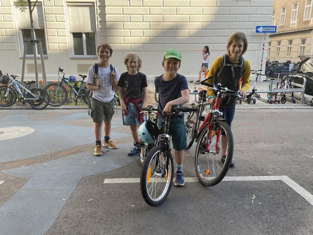 Von rechts nach links: Jonathan, sein Freund Isidor, sein Bruder Clemens und dessen Freund Stanislaus.  | Foto: Salme Taha Ali Mohamed