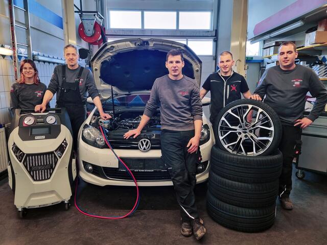 Herbert Osterbauer und seine Mitarbeiter sind kompetente Ansprechpartner für Reparaturen und Service aller Automarken. | Foto: KK