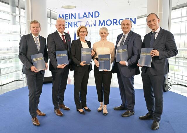 Landesrat Gottfried Waldhäusl, LH-Stellvertreter Franz Schnabl und Landeshauptfrau Johanna Mikl-Leitner mit den Streamleitern Steffi Burkhart, Christoph Badelt und Peter Filzmaier 