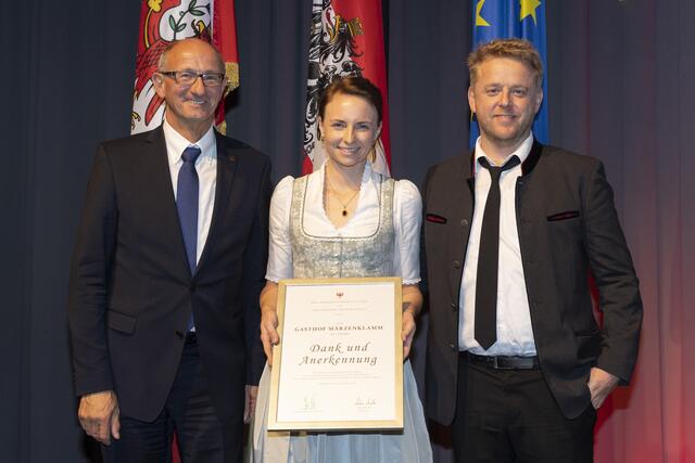 Melanie und Anton Pfister wurden für Ihren Betrieb, Gasthof Märzenklamm in Stumm, geehrt.  | Foto: Die Fotografen