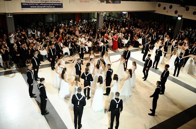 Ein Traum in Schwarz und Weiß: Die Maturantinnen und Maturanten im Bundesschulzentrum Deutschlandsberg. | Foto: Foto Strametz