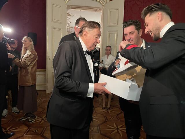 Auch eigens angefertigte "Gemma Lugner" Sneakers entzückten das Geburtstagskind.  | Foto: Kautzky