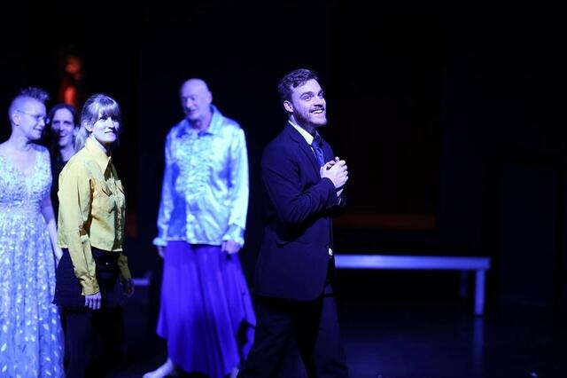 Im Theaterstück landen sechs überirdische Wesen auf der Erde.  | Foto: Jakub Kavin