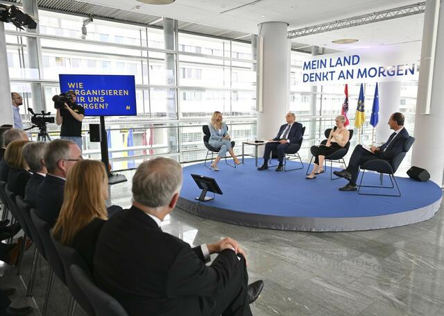 Bei der Präsentation im Landtagsschiff in St. Pölten: Landesrat Gottfried Waldhäusl, Moderatorin Nina Kraft, Landeshauptfrau Johanna Mikl-Leitner und LH-Stellvertreter Franz Schnabl 