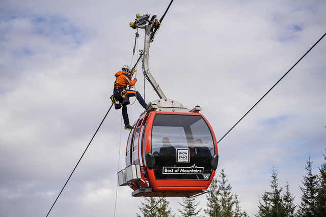 100 Statistinnen und Statisten wurden bei der großen Übung aus stillstehenden Liftanlagen gerettet. | Foto: Snow Space Salzburg / Christoph Huber
