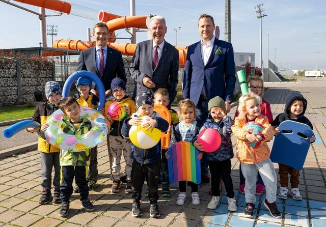 Bürgermeister Klaus Schneeberger, Bürgermeister-Stellvertreter Michael Schnedlitz und Bildungsstadtrat Philipp Gruber freuen sich gemeinsam mit den Kindern über die neue "Taferlklassler-Aktion".
 | Foto: Weller, Stadt WRN