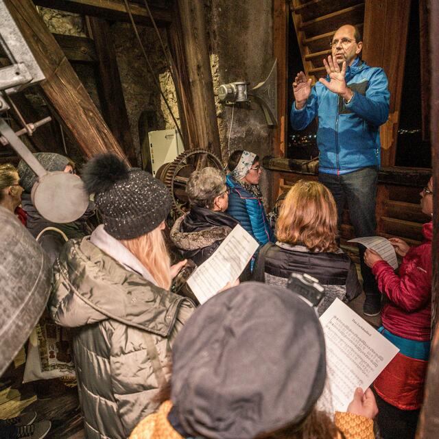 Beim Zachäussingen in Zirl startete der Tag wieder um 4:30 mit feierlichem Glockengeläute. Anschließend wurde im Inneren des Glockenturms gesungen. | Foto: zeitungsfoto.at
