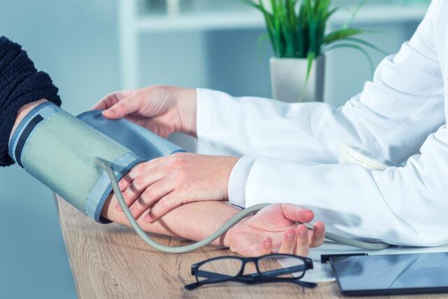 Eine wichtige Maßnahme, um Schlagenfällen vorzubeugen, ist eine regelmäßige Kontrolle des Blutdrucks. | Foto: Bits And Splits/Shutterstock.com