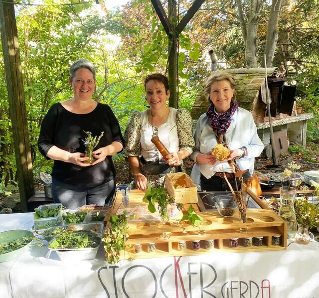 Frauenbeauftragte Claudia Auer-Deutsch, Kräuterwirtin Gerda Stocker und Frauenstadträtin Erika Buchinger. | Foto: privat