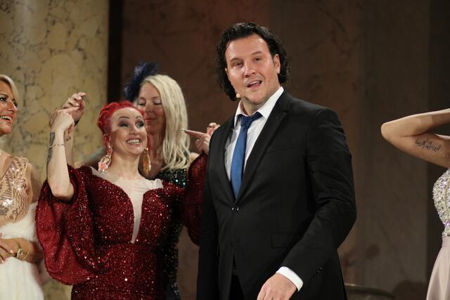 Opernstar Thomas Tatzl begeisterte mit einer stimmgewaltigen "Papageno"-Gesangseinlage.  | Foto: Patricia Hillinger
