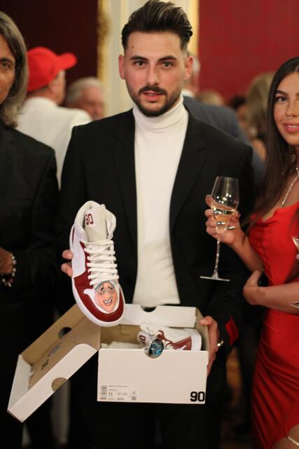 Auch eigens angefertigte "Gemma Lugner" Sneakers entzückten das Geburtstagskind.  | Foto: Patricia Hillinger