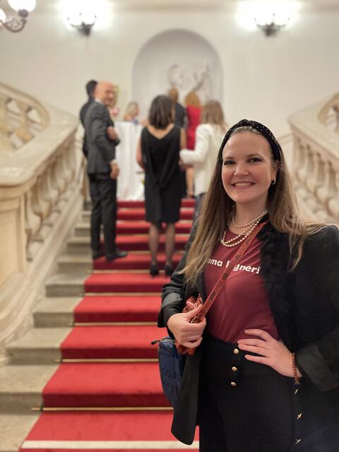 Patricia Hillinger, Redakteurin der BezirksZeitung, beim Aufgang zu Richard Lugners Geburtstagsfeier in der Hofburg. | Foto: Kautzky