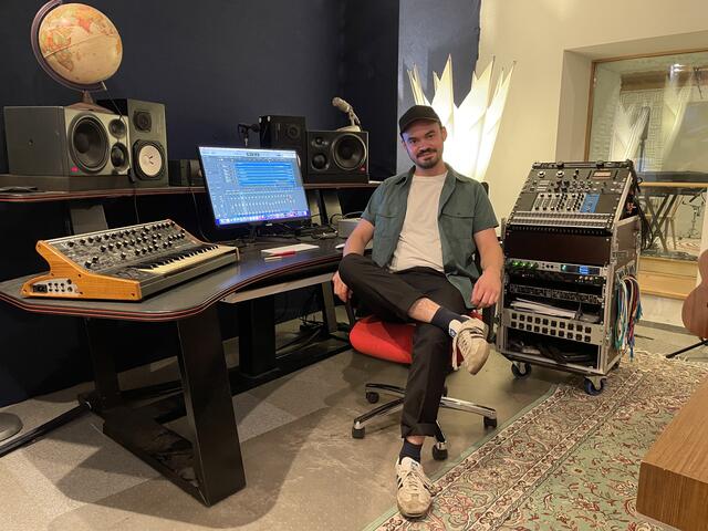 Martin Proux produziert in seinem Tonstudio in der Hernalser Hauptstraße 79 Songs für sich und andere Musiker.  | Foto: Patricia Hillinger