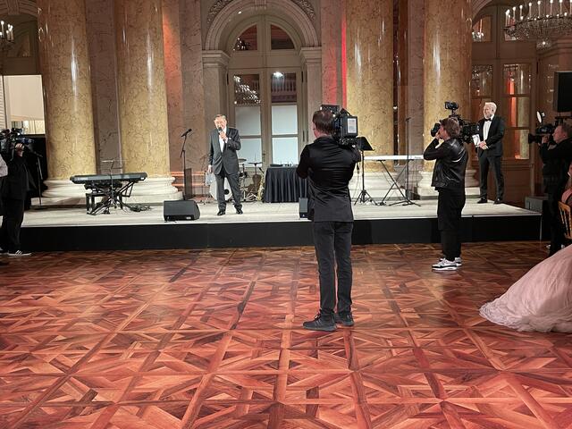 Richard Lugner unterhielt seine Gäste mit einer launigen Festrede, in der er sein abwechslungsreiches Leben Revue passieren ließ. | Foto: Kautzky