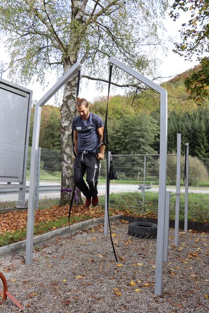 Trömer zeigte, wie bei den verschiedenen Stationen trainiert wird. | Foto: Franziska Pfeiffer