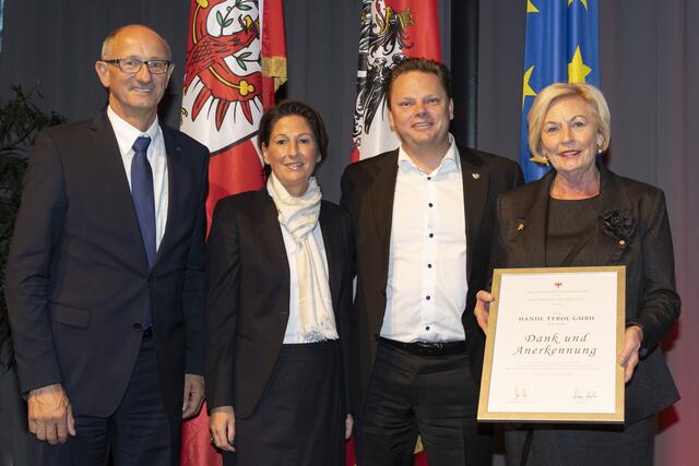 LR Anton Mattle mit den VertreterInnen der Handl Tyrol GmbH aus Pians: Manuela Handl, GF Karl Christian Handl und Christine Handl. | Foto: Land Tirol/DieFotografen