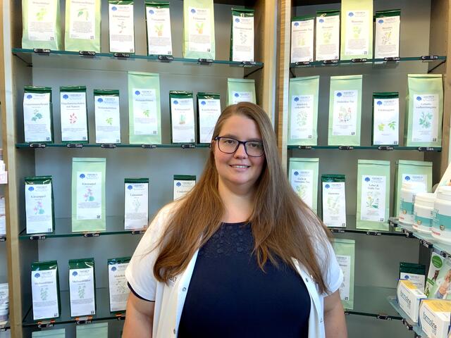 Apothekerin Mag. Silke Molner-Mayr vor der großen Auswahl an Teekräutern. | Foto: Alexandra Schaljo