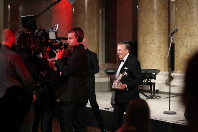 Baumeister Richard Lugner erhielt von Dompfarrer Toni Faber ein "Stück" vom Stephansdom als Geburtstagsgeschenk. | Foto: Patricia Hillinger