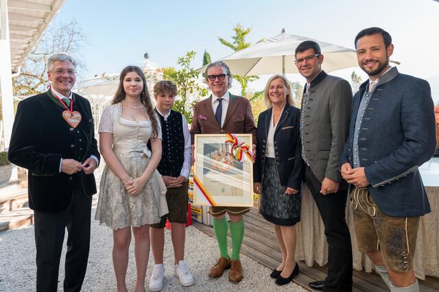 Landeshauptmann Peter Kaiser und die Landesräte Sebastian Schuschnig und Martin Gruber bei der Verleihung des Landeswappens. | Foto: LPD Kärnten/Wernig