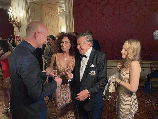 Dompfarrer Toni Faber beim Smalltalk mit Christina, Jaqueline und Richard Lugner. | Foto: Kautzky