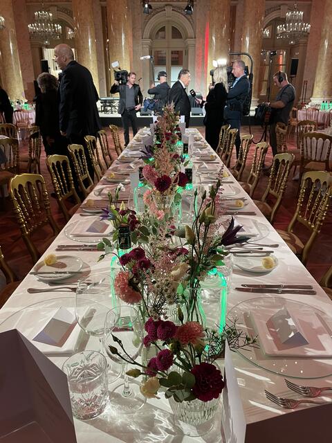 Der Haupttisch war bereit für Richard Lugners Gäste. | Foto: Kautzky