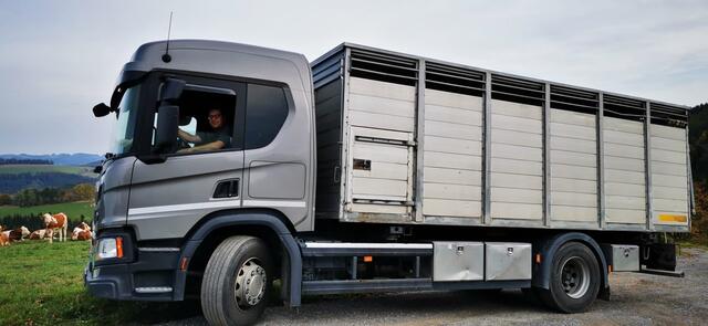 Roman Zingl bietet einen stressfreien und möglichst kurzen Transportweg um das Tierwohl zu fördern. | Foto: Roman Zingl