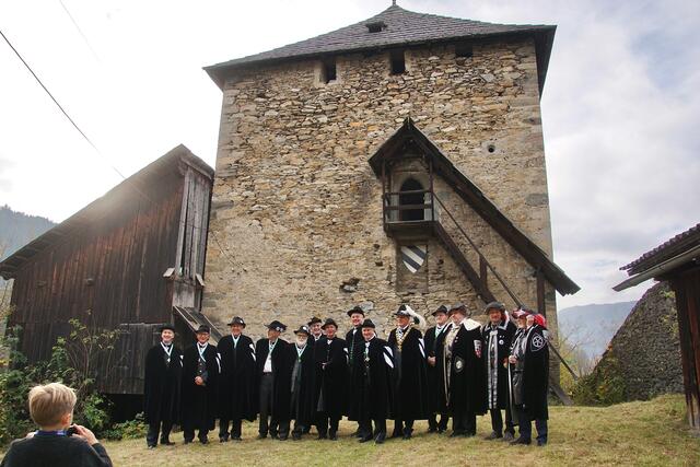 Die Ritterschaft Gruenfels zu Murau versammelte sich zu ihrem 100. Stiftungsfest vor dem Bergfried, dem Wehrturm, in dem ihr monatliches „Kapitel" stattfindet.