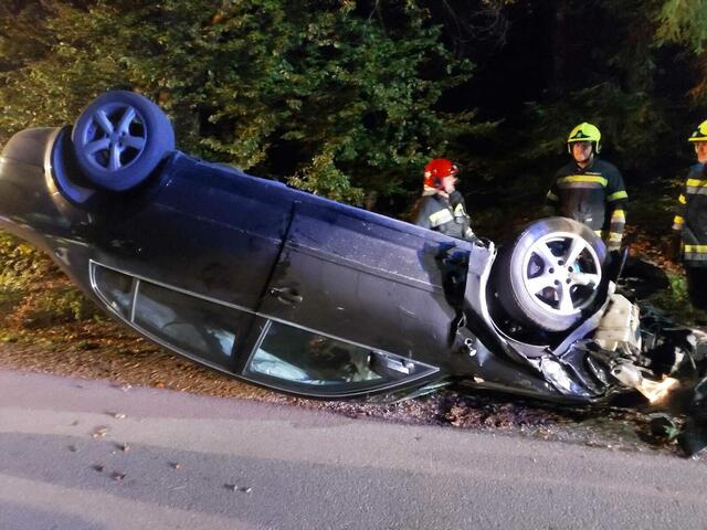 Im Ortsteil Maxlon überschlug sich am 16. Oktober ein Pkw. | Foto: FF Tillmitsch
