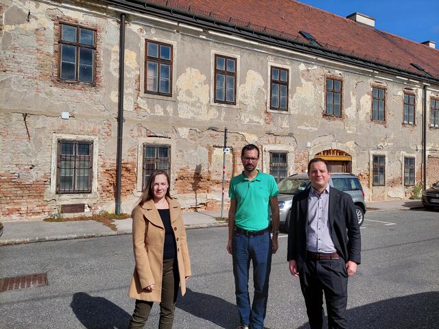 Die grüne Klubobfrau im Elften Sofia Palzer-Khomenko, der grüne Bezirksrat Andreas Fritsch und grüner Wohnbausprecher Georg Prack kritisieren den Vorgang der Stadt. | Foto: Grüne Simmering